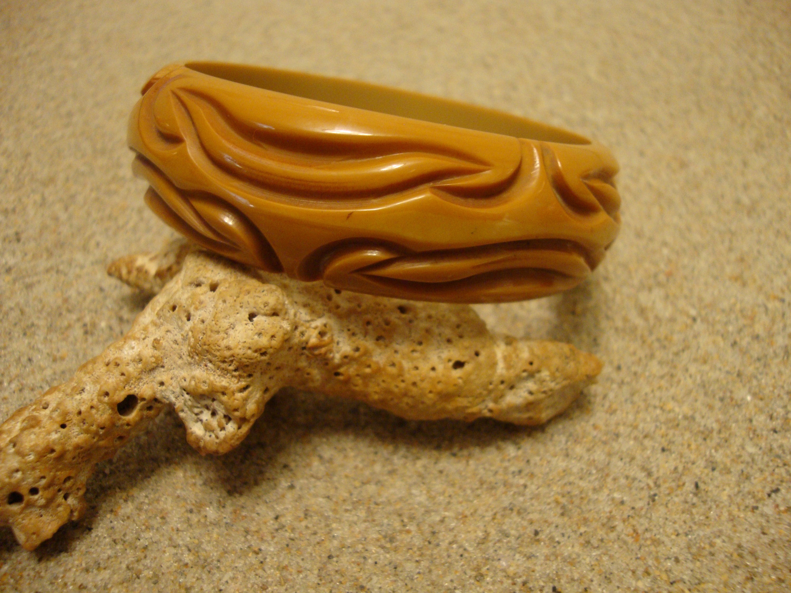 Vintage 7/8" Greenish Yellow Bakelite Bracelet! Unique Deep Abstract Carvings!