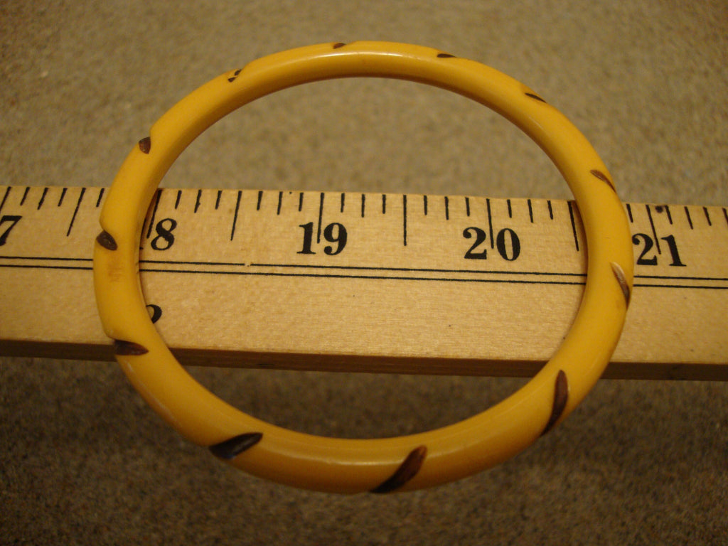 Vintage Yellow Bakelite Bracelet: Carved Twisted Rope Design