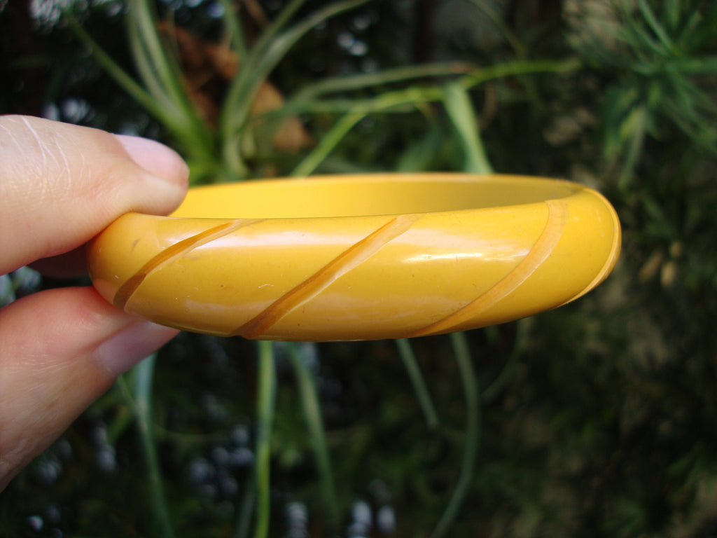 Vintage Goldenrod Bakelite Bracelet: Carved Diagonal Slashes