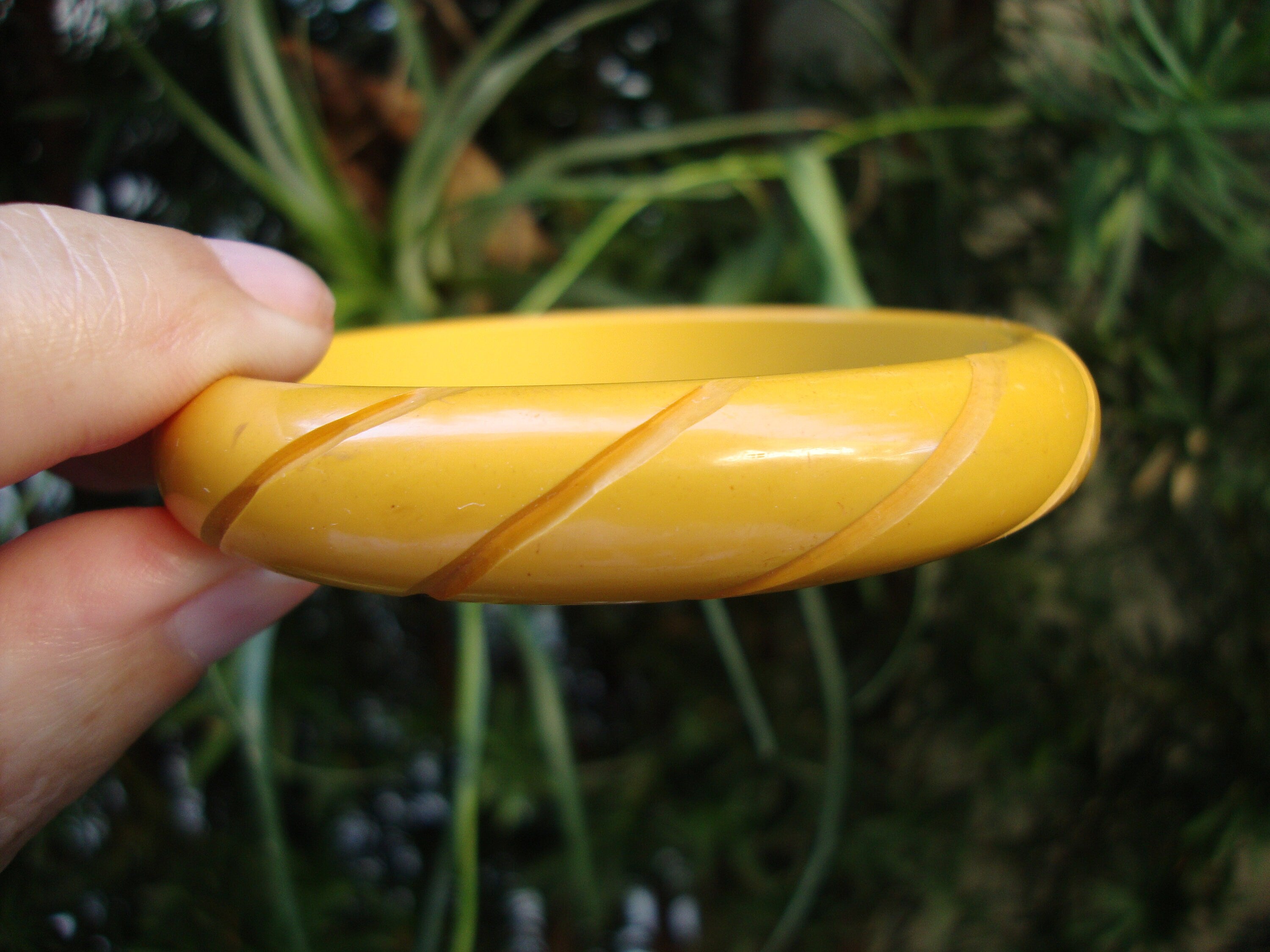Vintage Goldenrod Bakelite Bracelet: Carved Diagonal Slashes