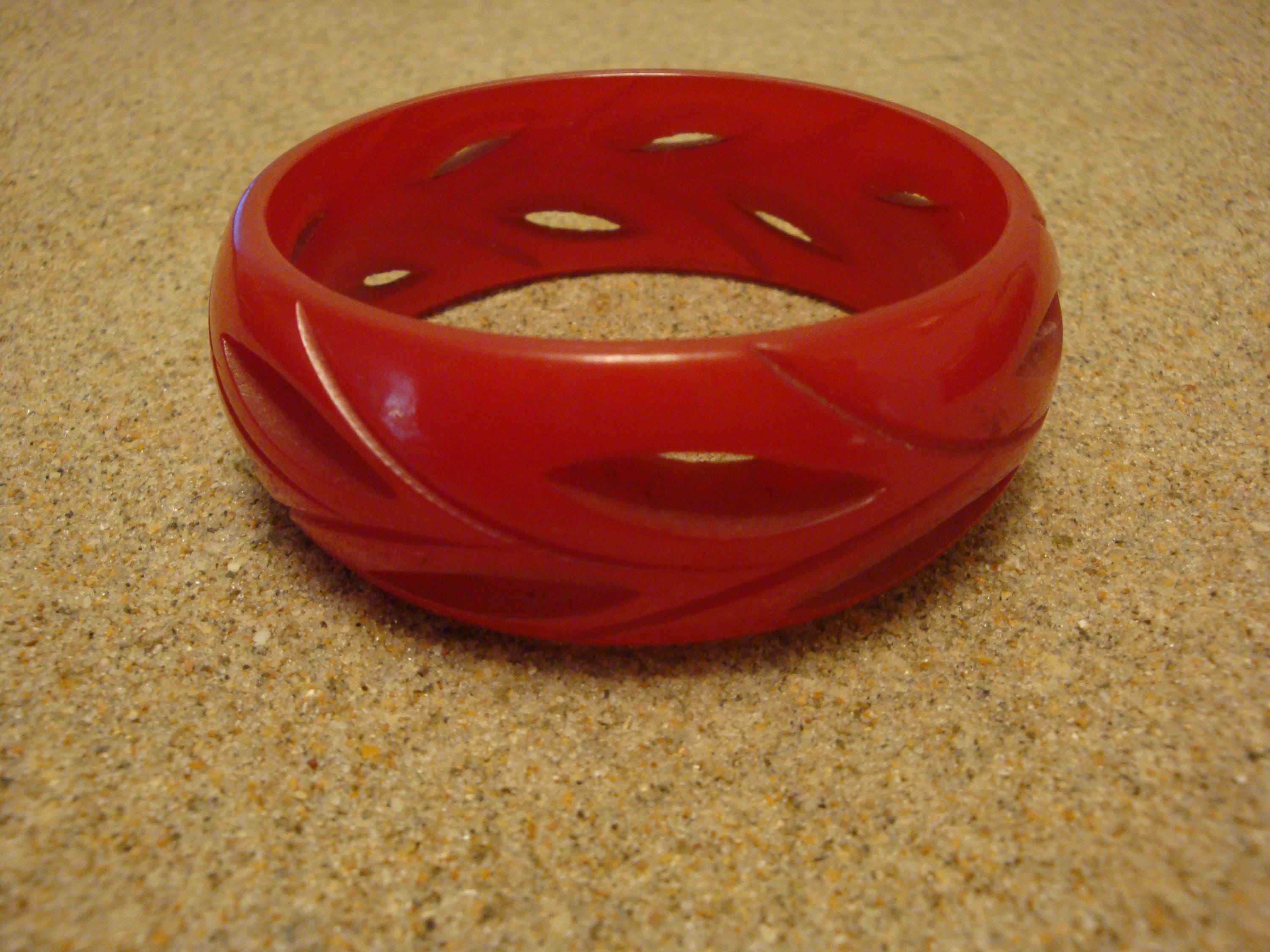 Vintage 1" Dark Cherry Red Bakelite Bracelet! Open Work Vine & Leaf Carvings!