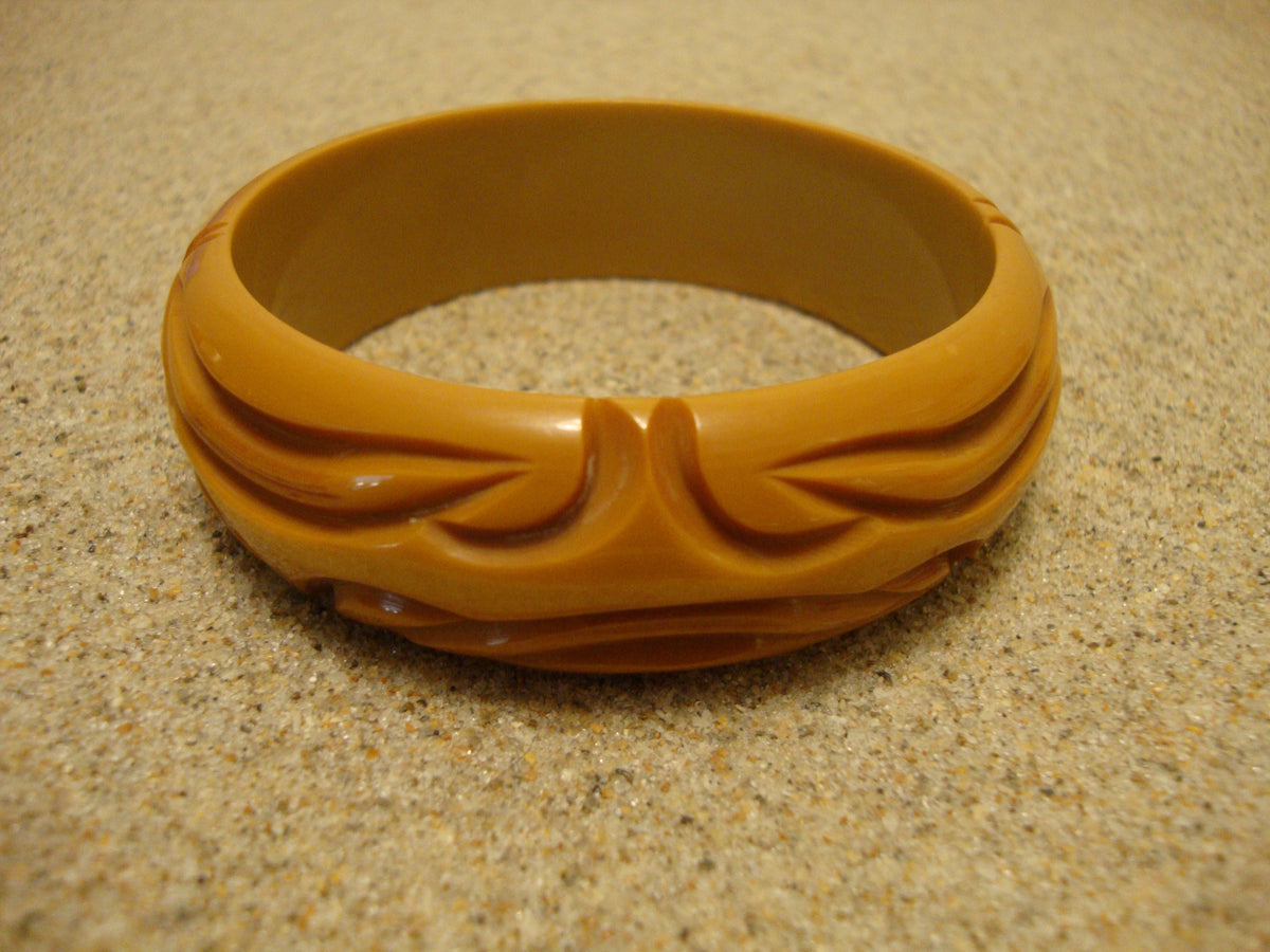 Vintage 7/8" Greenish Yellow Bakelite Bracelet! Unique Deep Abstract Carvings!