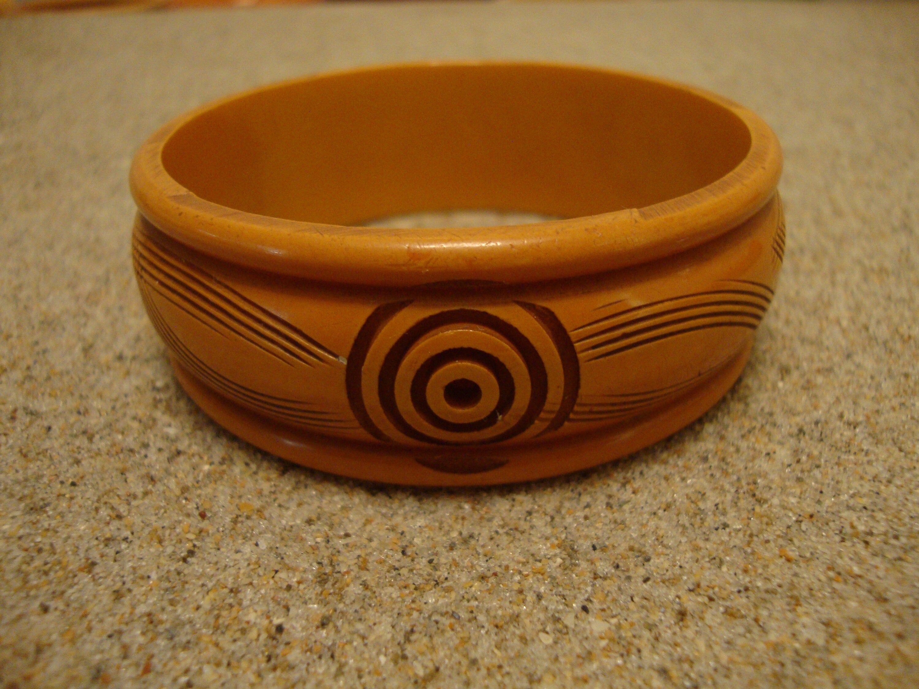 Vintage 1" Butterscotch Bakelite Bracelet! Unique Shape w/ Flower/Leaf Carvings!