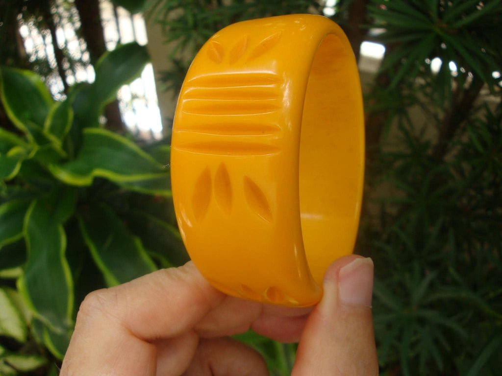 Vintage 1 1/4" Goldenrod Bakelite Bracelet!  Four Abstract Flower Carvings!