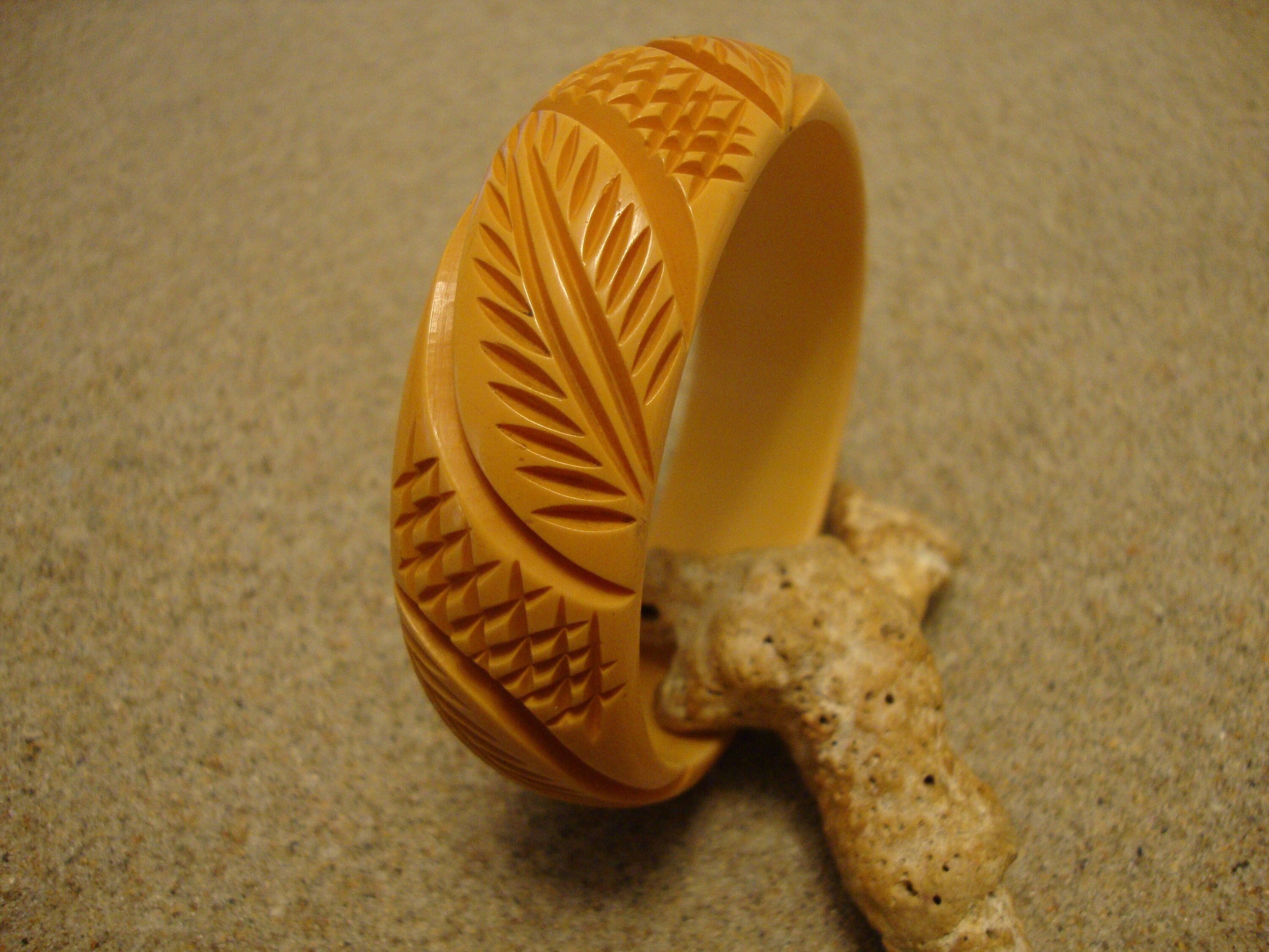 Vintage 7/8" Goldenrod Bakelite Bracelet! Diagonal Crosshatch & Leaf Carvings!