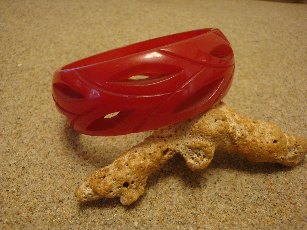 Vintage 1" Dark Cherry Red Bakelite Bracelet! Open Work Vine & Leaf Carvings!