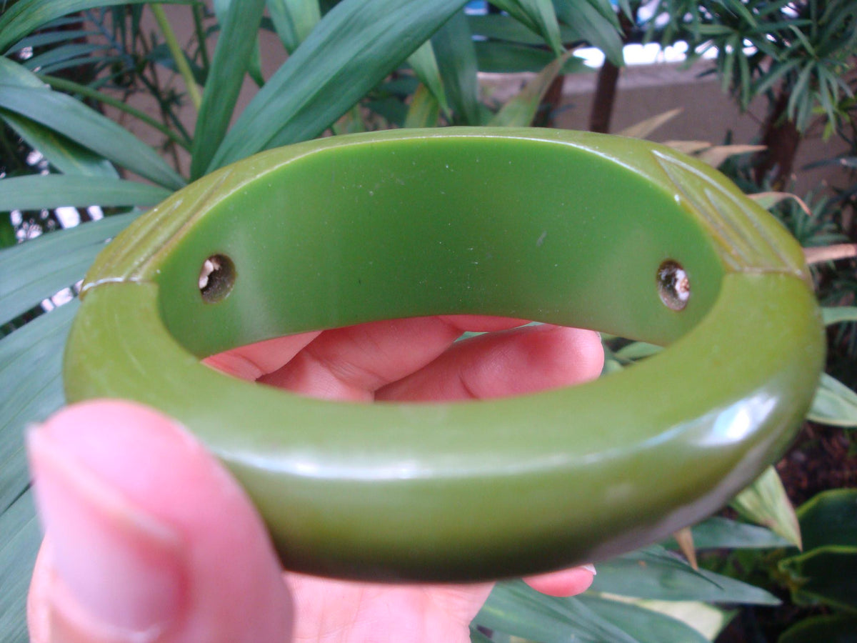 Vintage Green Bakelite Stretch Bracelet: Carved Flower Design