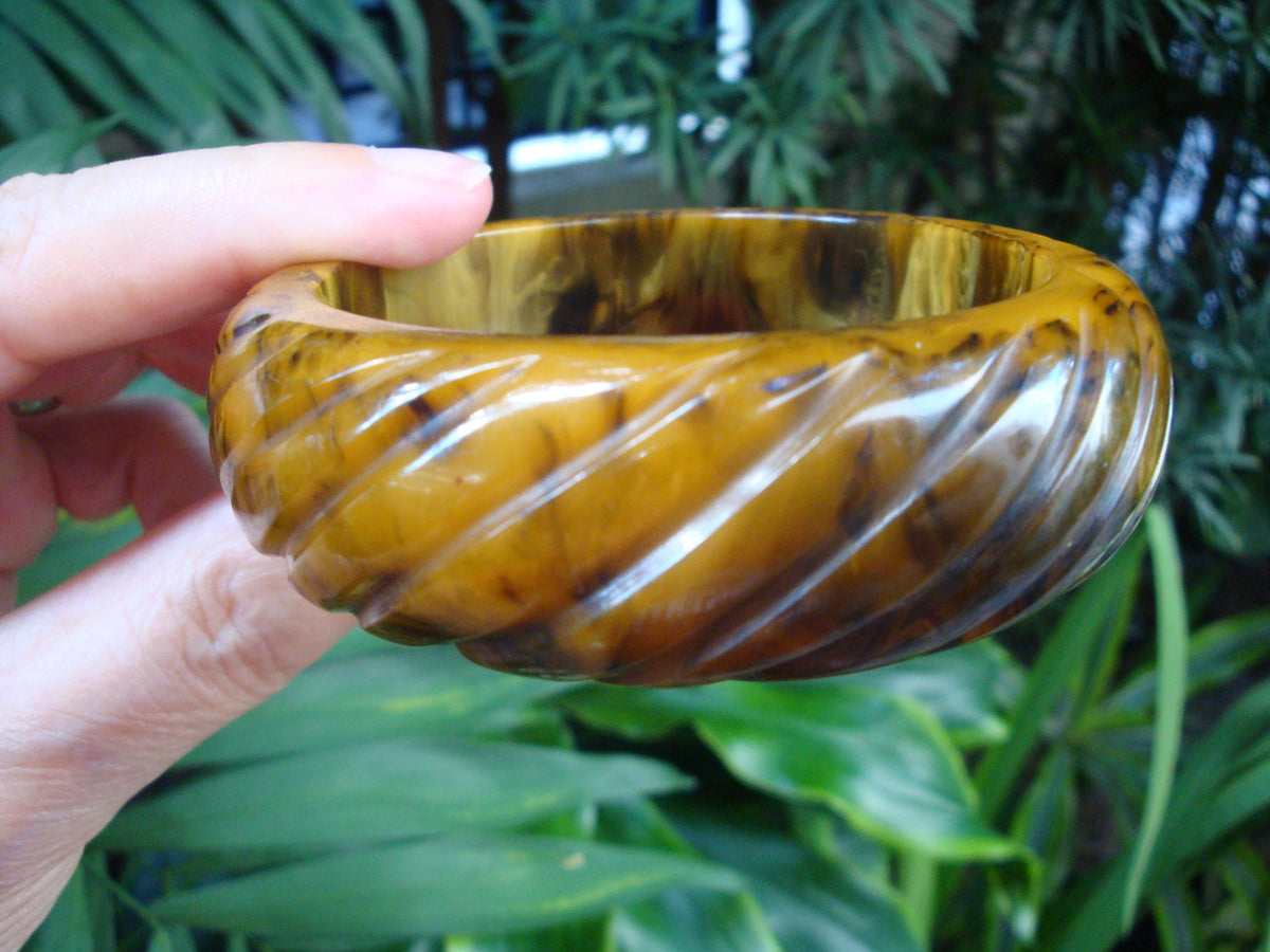 Vintage Marbled Butterscotch/Cream/Black Bakelite Bracelet! Diagonal Carvings!