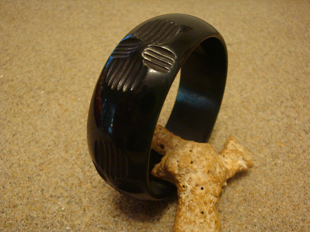 Vintage 1" Midnight Green Bakelite Bracelet! Southwestern Inspired Carvings!