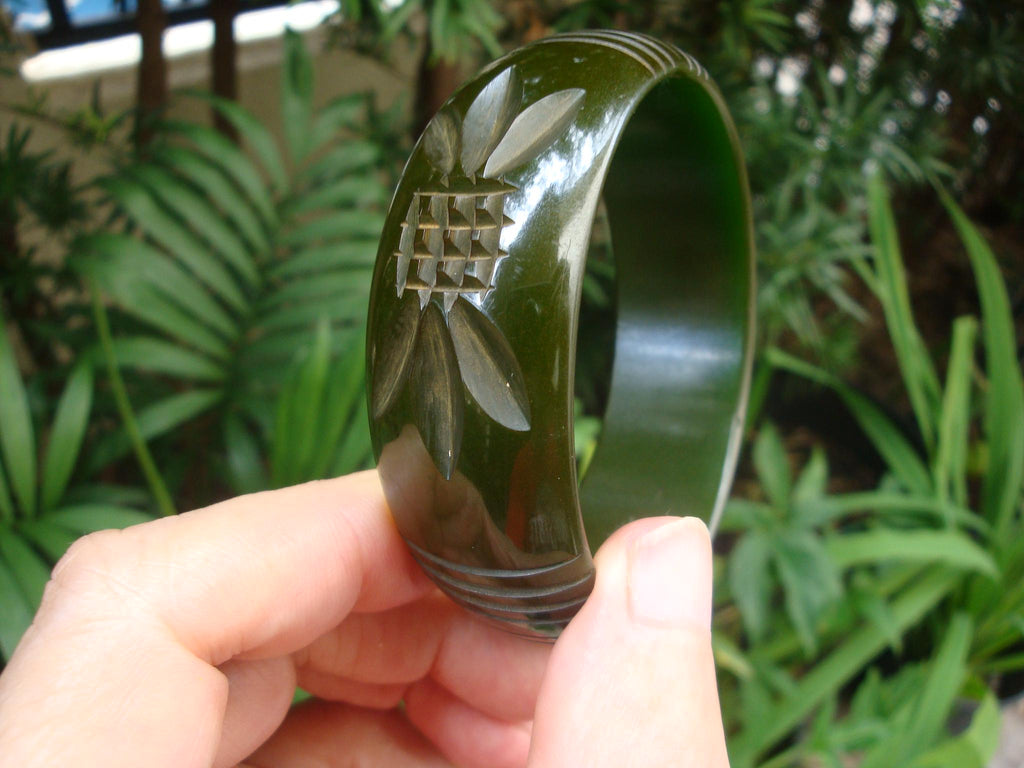 Vintage 7/8" Kelly Green Bakelite Bracelet! Large Flower & Vertical Slash Carvings!