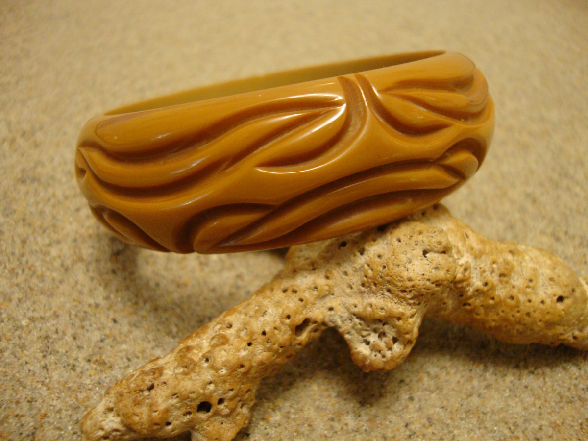 Vintage 7/8" Greenish Yellow Bakelite Bracelet! Unique Deep Abstract Carvings!