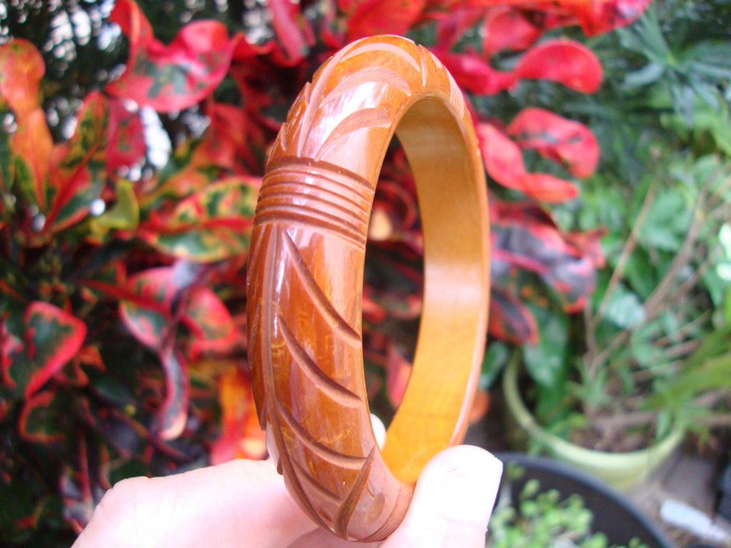Vintage Cinnamon Bakelite Bracelet: Carved Wheat Sheaf Design