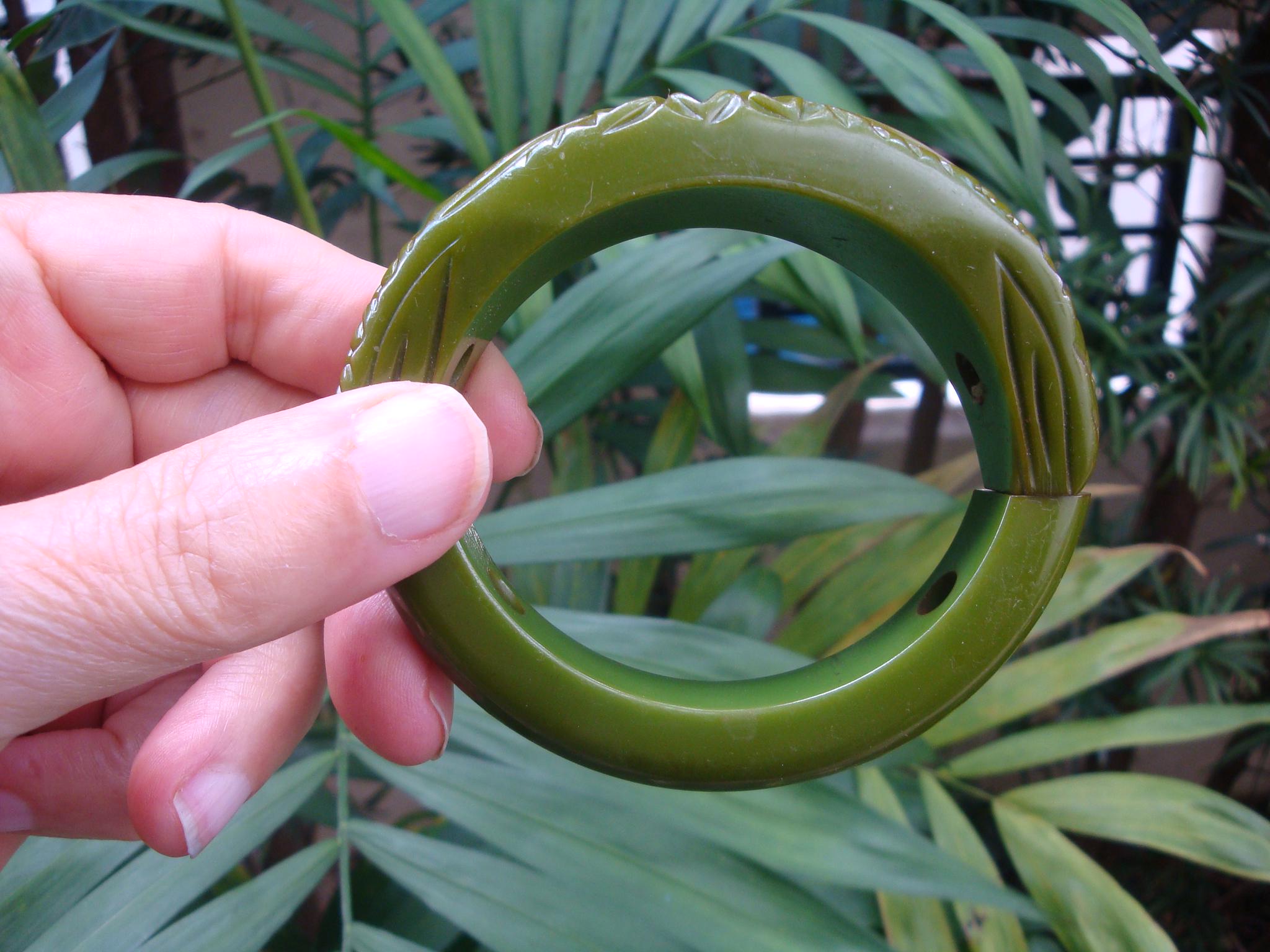Vintage Green Bakelite Stretch Bracelet: Carved Flower Design