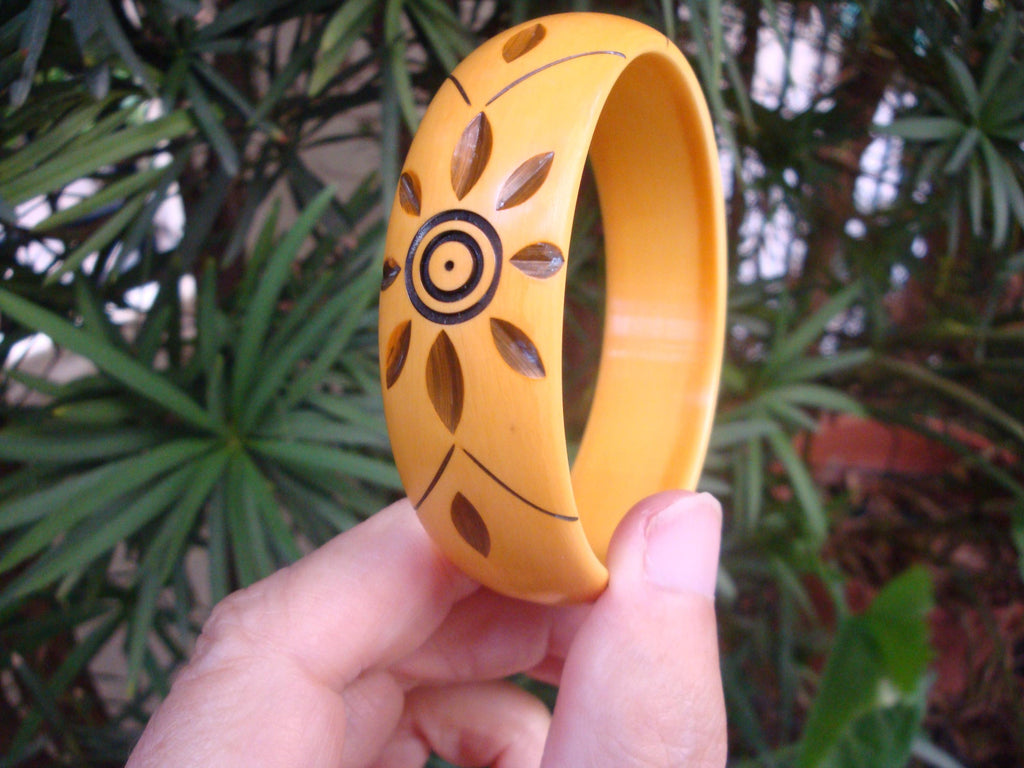 Vintage  7/8" Yellow Bakelite Bracelet w/ Three Overdyed Large Flower Carvings!