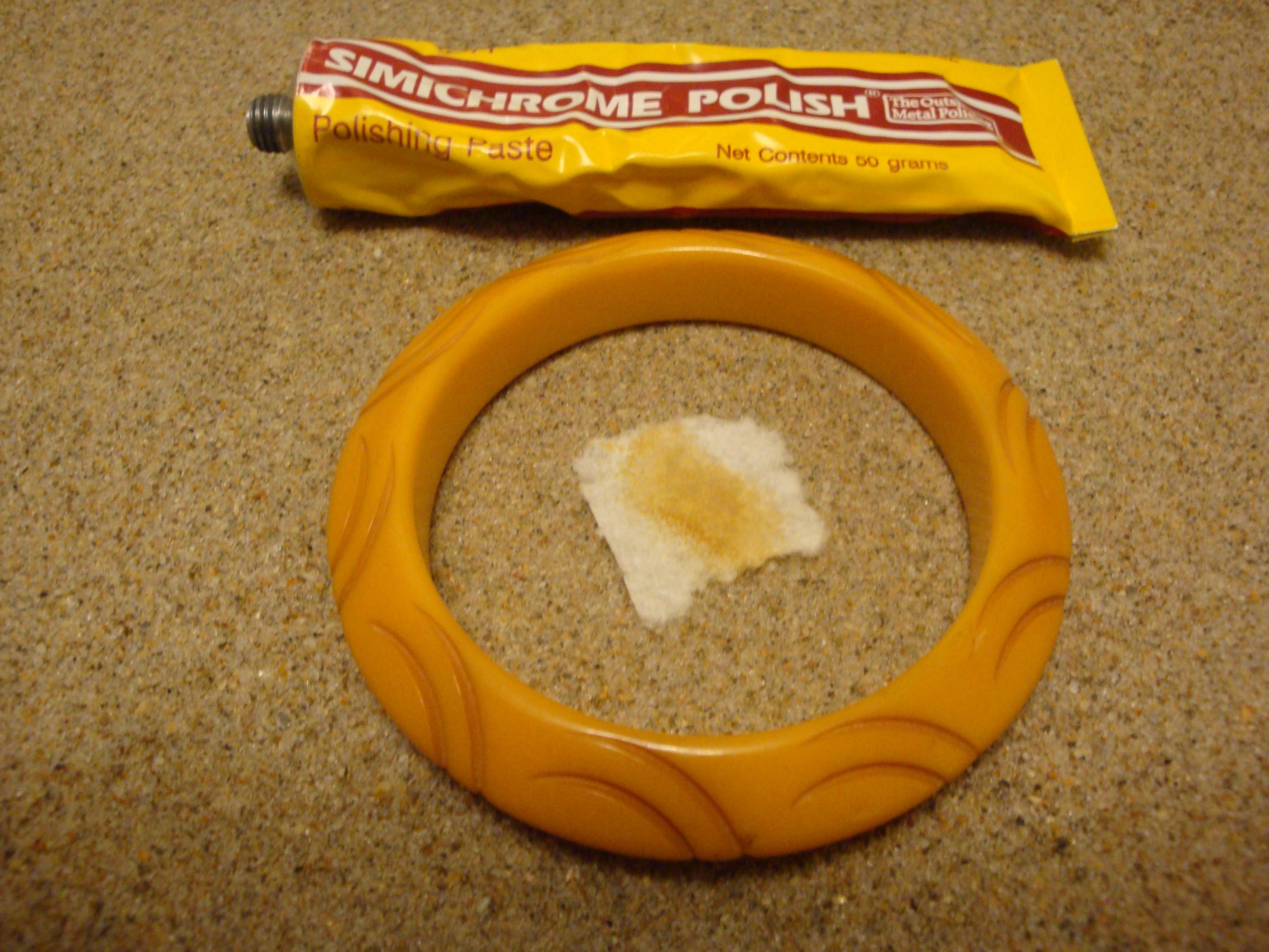 Vintage 1/2" Bakelite Yellow "Saucer" Bracelet! Unique Contoured Carved Design!