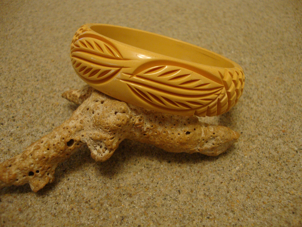 Vintage Goldenrod Bakelite Bracelet: Carved Leaf Design