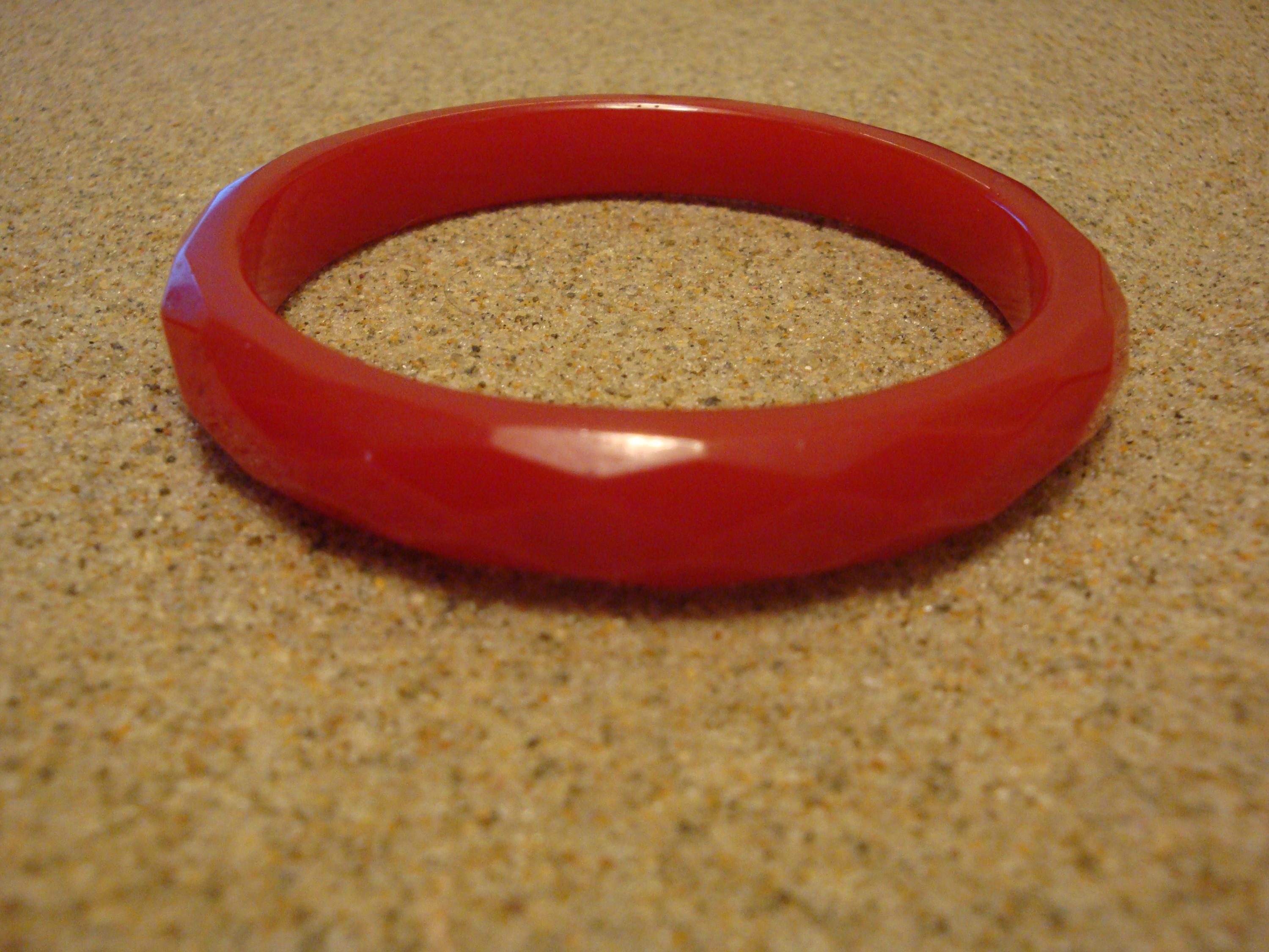 Vintage 1/2" Cherry Red Bakelite Bracelet!  Diamond & Pentagon Shaped Facets!