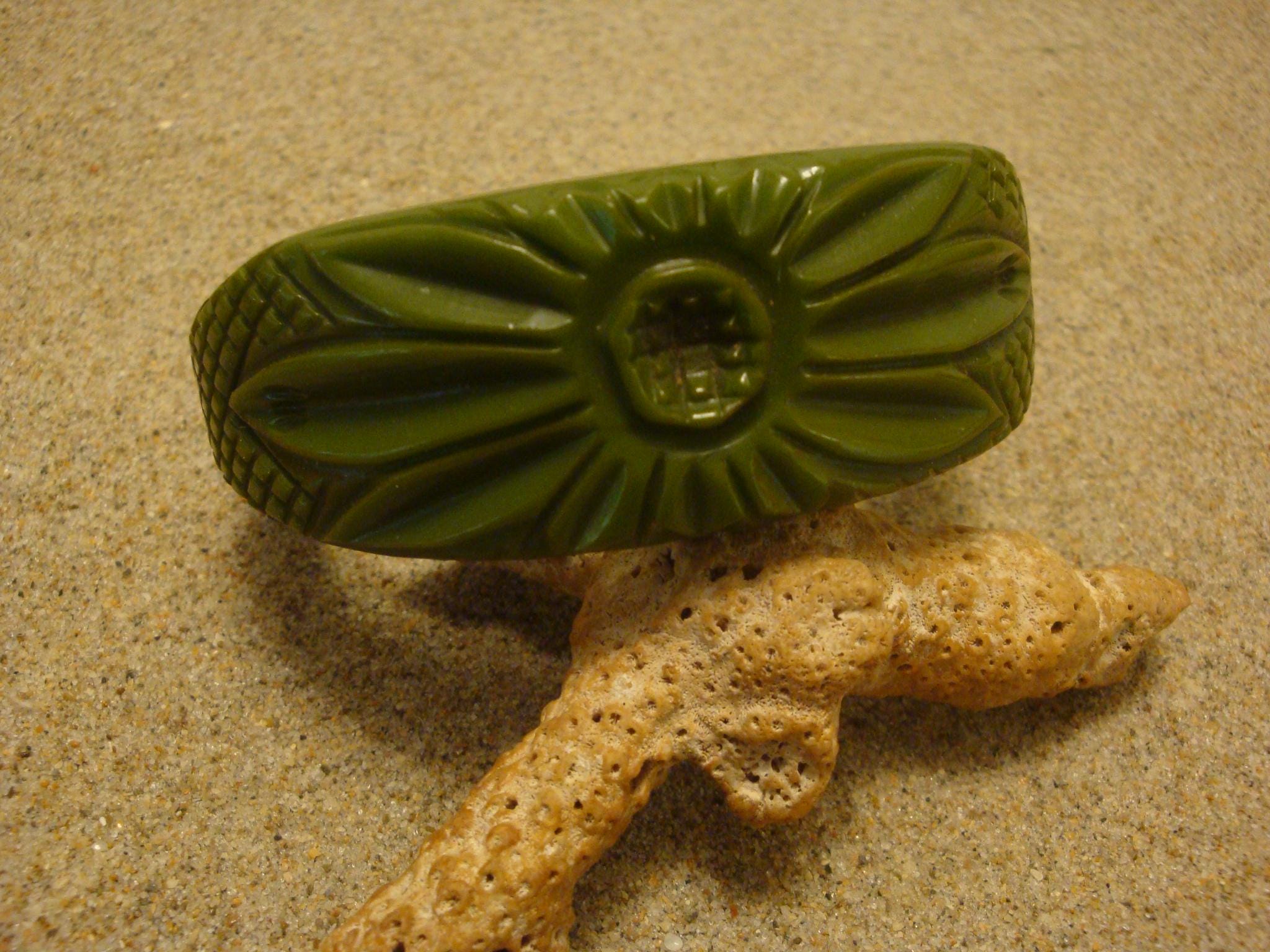 Vintage Green Bakelite Stretch Bracelet: Carved Flower Design
