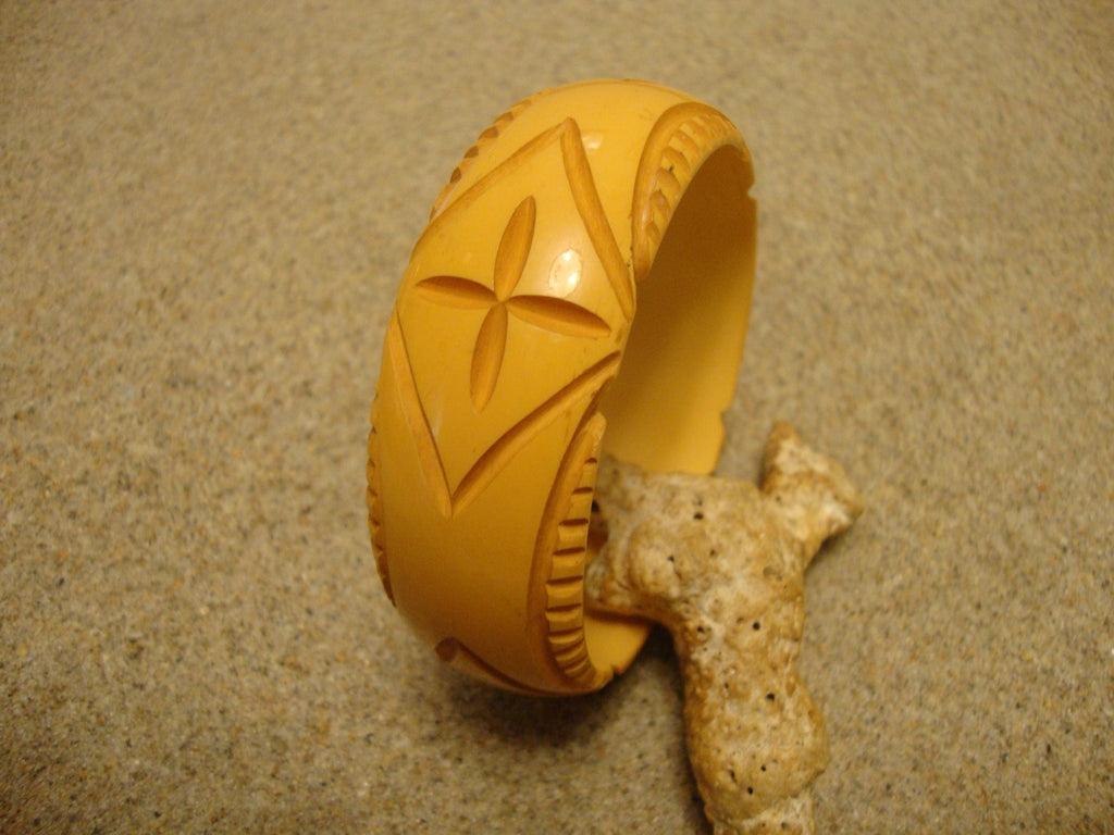 Vintage 1" Goldenrod Bakelite Bracelet!  Four Abstract Geometric Carvings!
