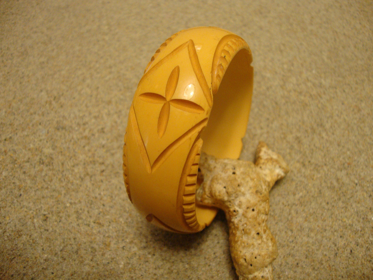 Vintage 1" Goldenrod Bakelite Bracelet!  Four Abstract Geometric Carvings!