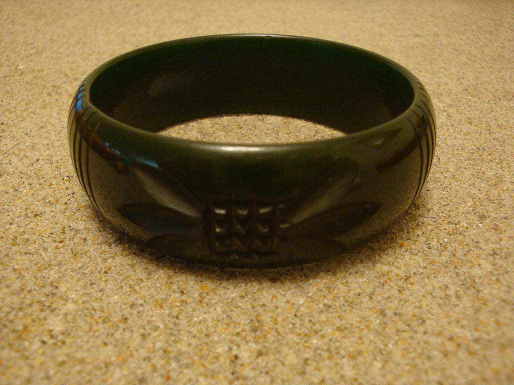 Vintage 7/8" Kelly Green Bakelite Bracelet! Large Flower & Vertical Slash Carvings!