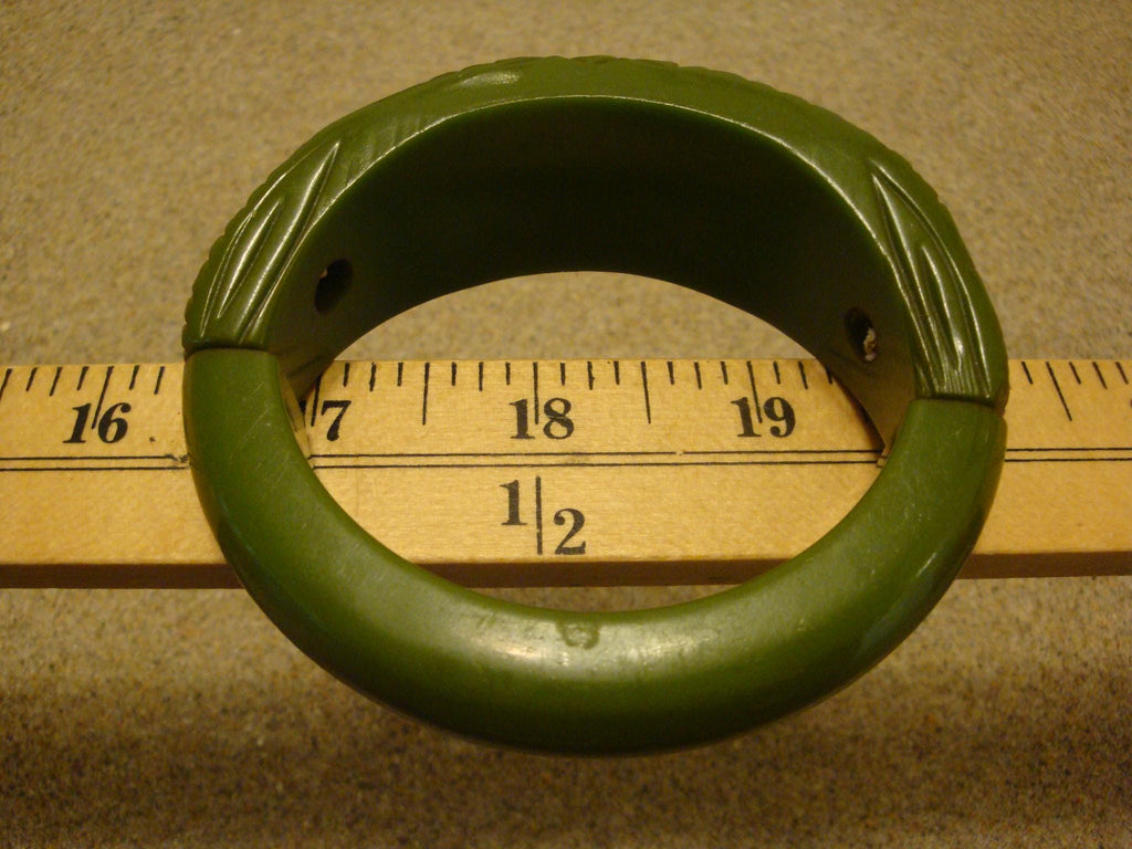 Vintage Green Bakelite Stretch Bracelet: Carved Flower Design