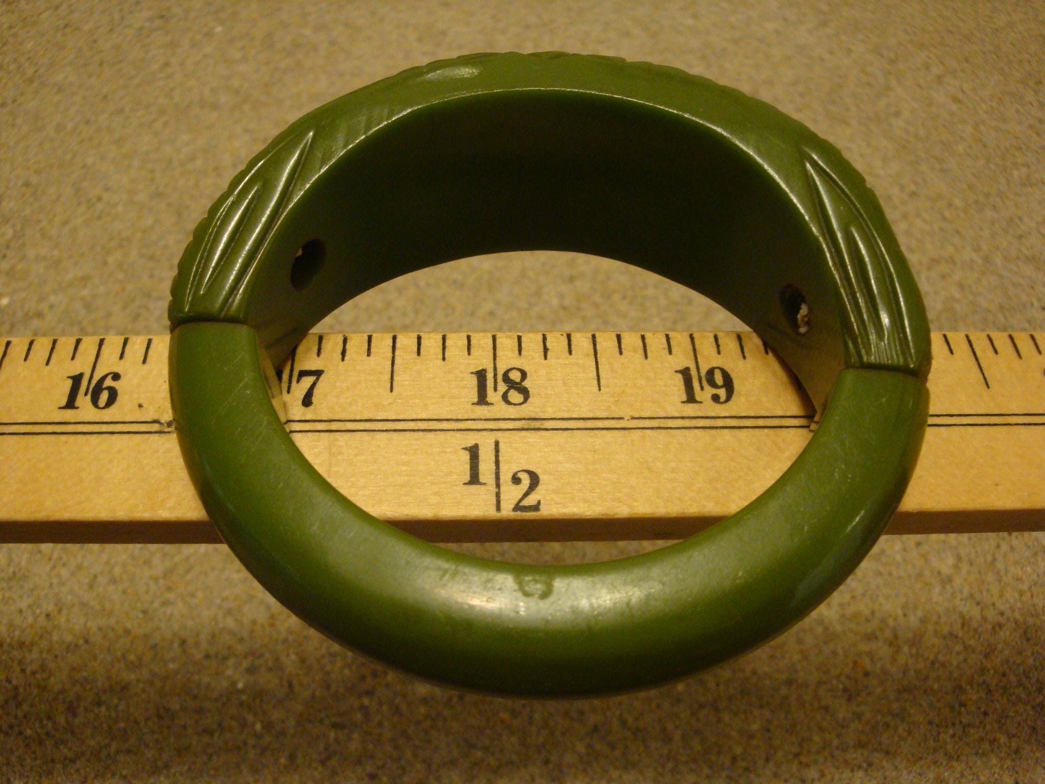 Vintage Green Bakelite Stretch Bracelet: Carved Flower Design