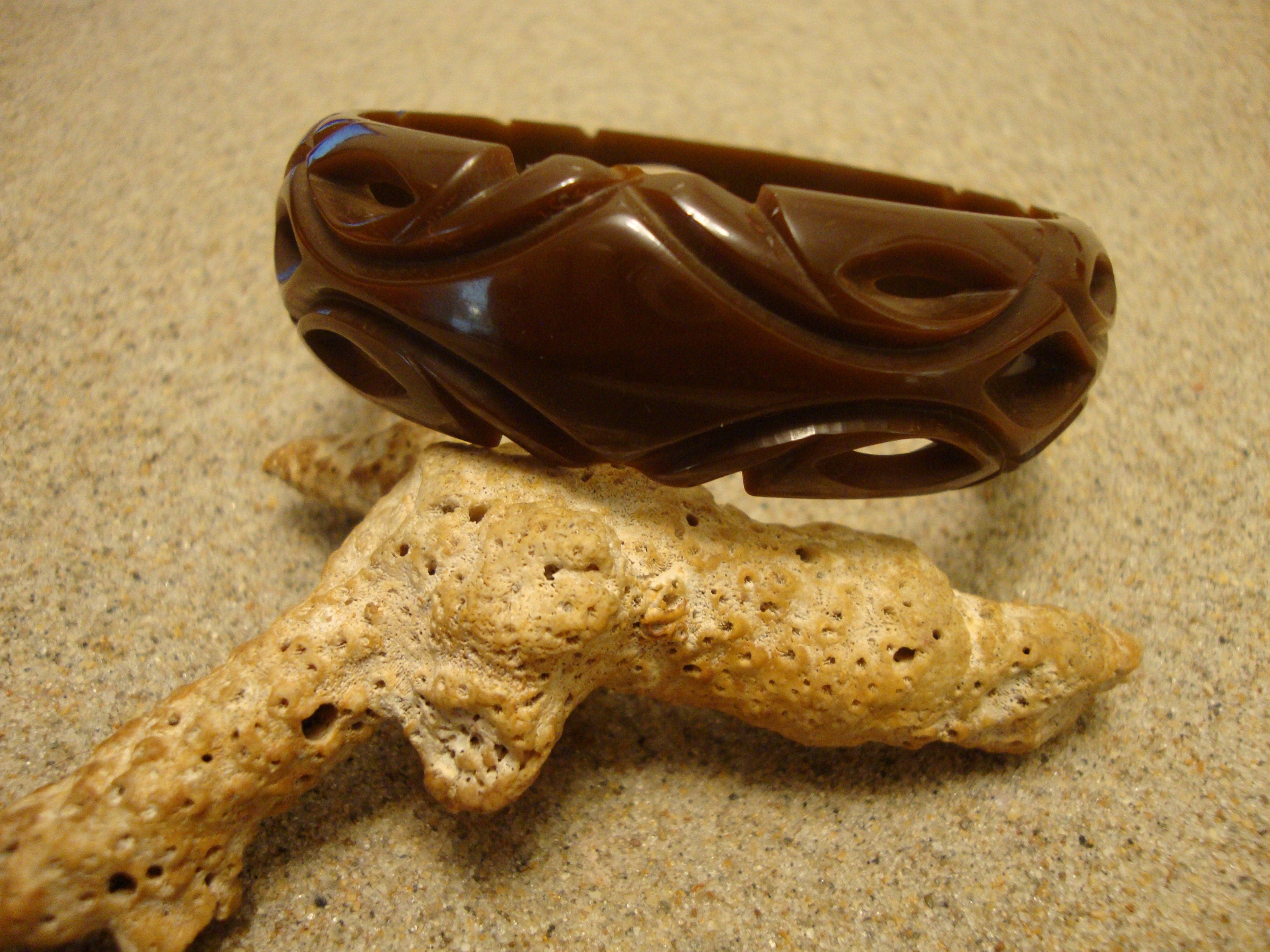 Vintage 7/8" Chocolate Brown Bakelite Bracelet! Geometric Open Work Carvings!