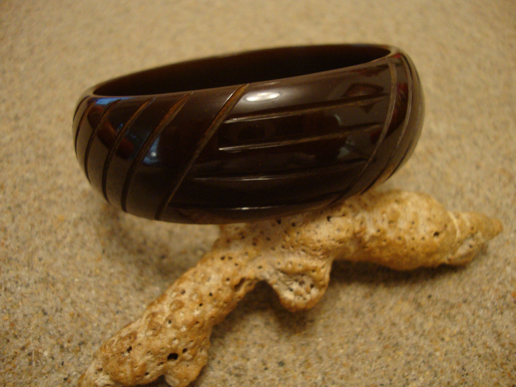 Vintage 7/8" Bakelite Bracelet! Gold to Brown w/ Abstract Geometric Carvings!