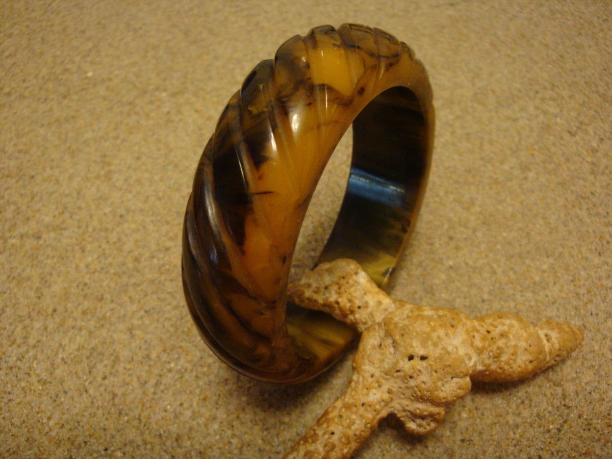 Vintage Marbled Butterscotch/Cream/Black Bakelite Bracelet! Diagonal Carvings!