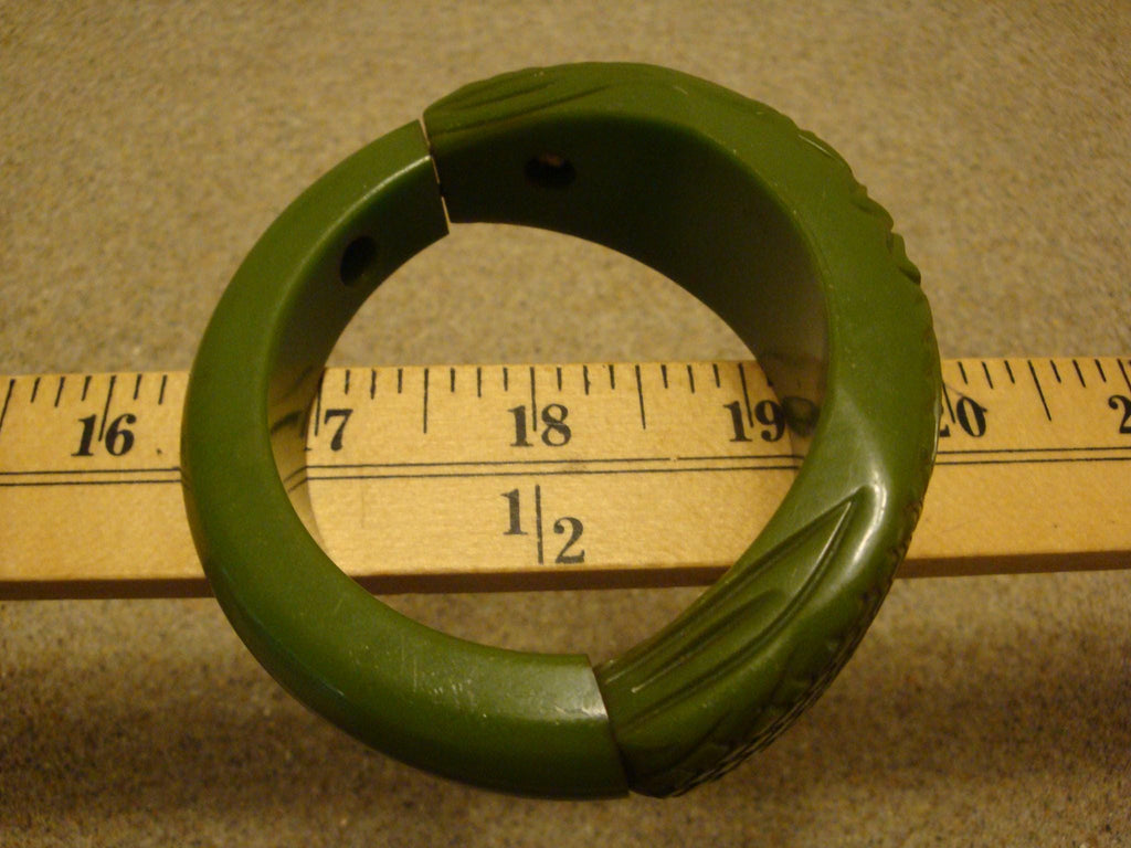 Vintage Green Bakelite Stretch Bracelet: Carved Flower Design
