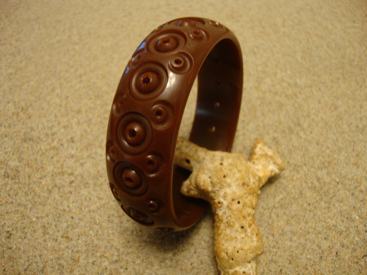 Vintage Chocolate Brown Bakelite Bracelet: Pierced Concentric Carvings