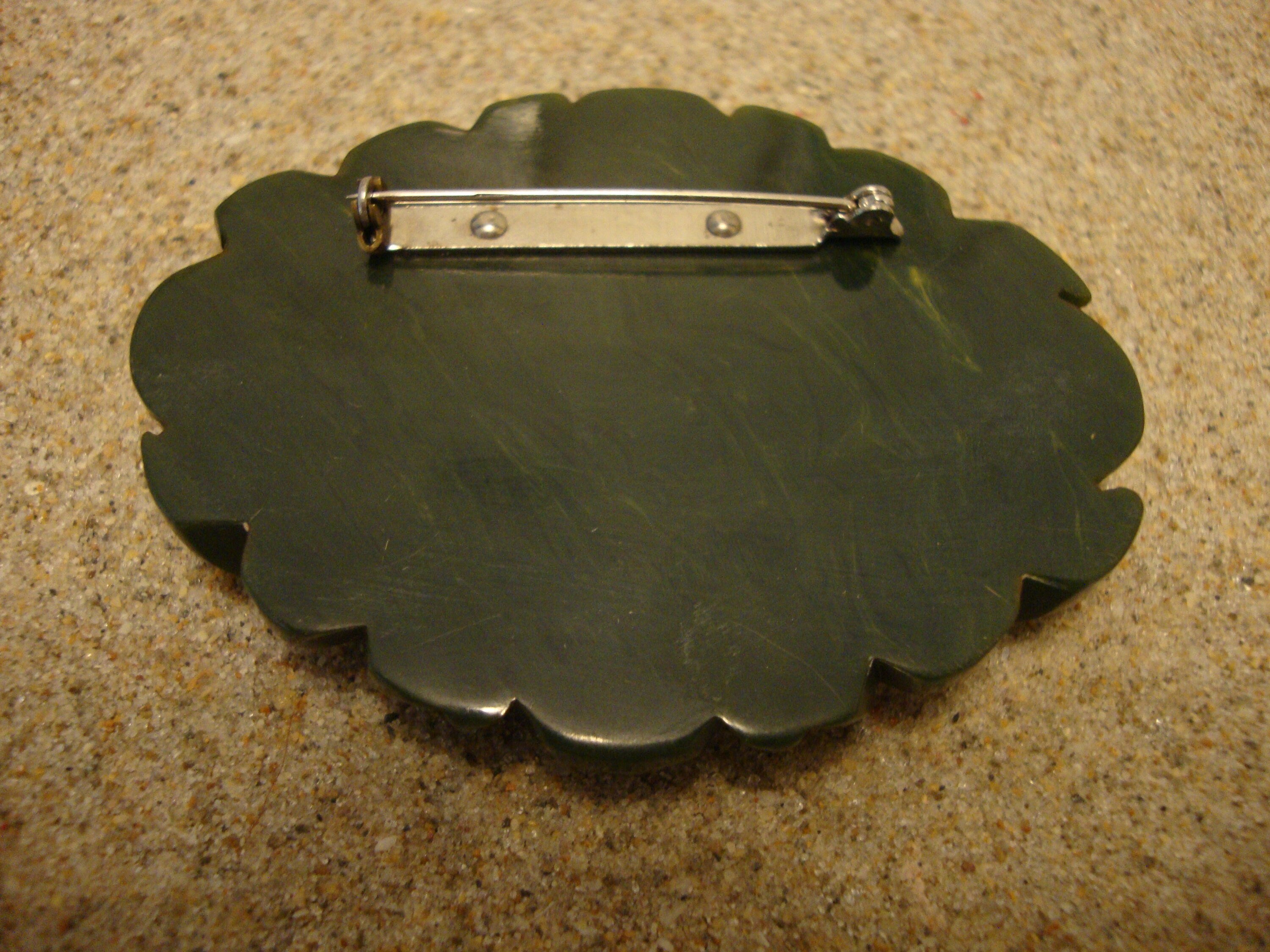 Vintage Marbled Green Bakelite Brooch: Carved Flower & Leaf Design