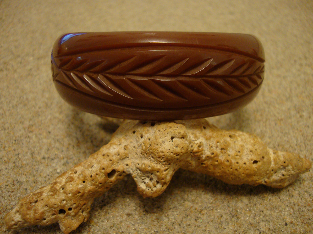 Vintage 1" Gold to Brown Bakelite Bracelet! Large Leaf & Medallion Carvings!