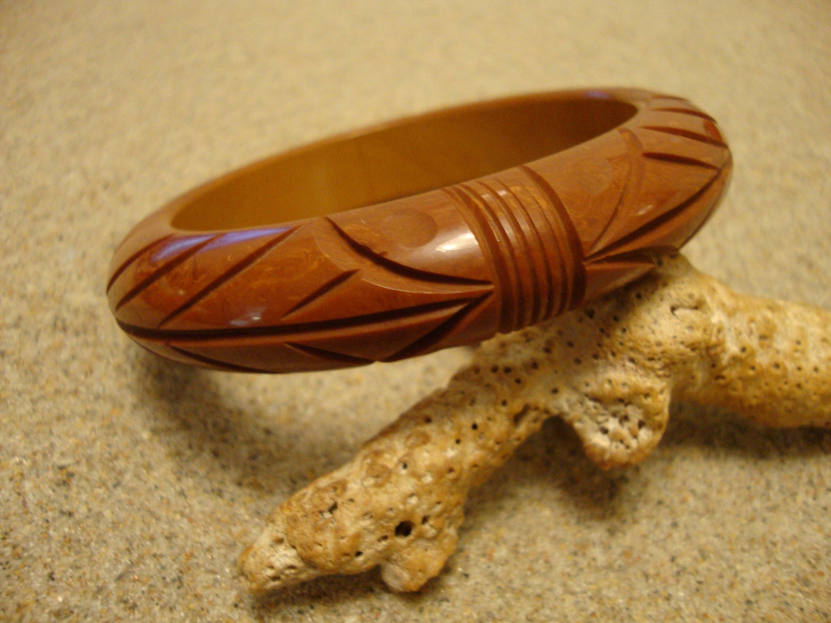 Vintage Cinnamon Bakelite Bracelet: Carved Wheat Sheaf Design