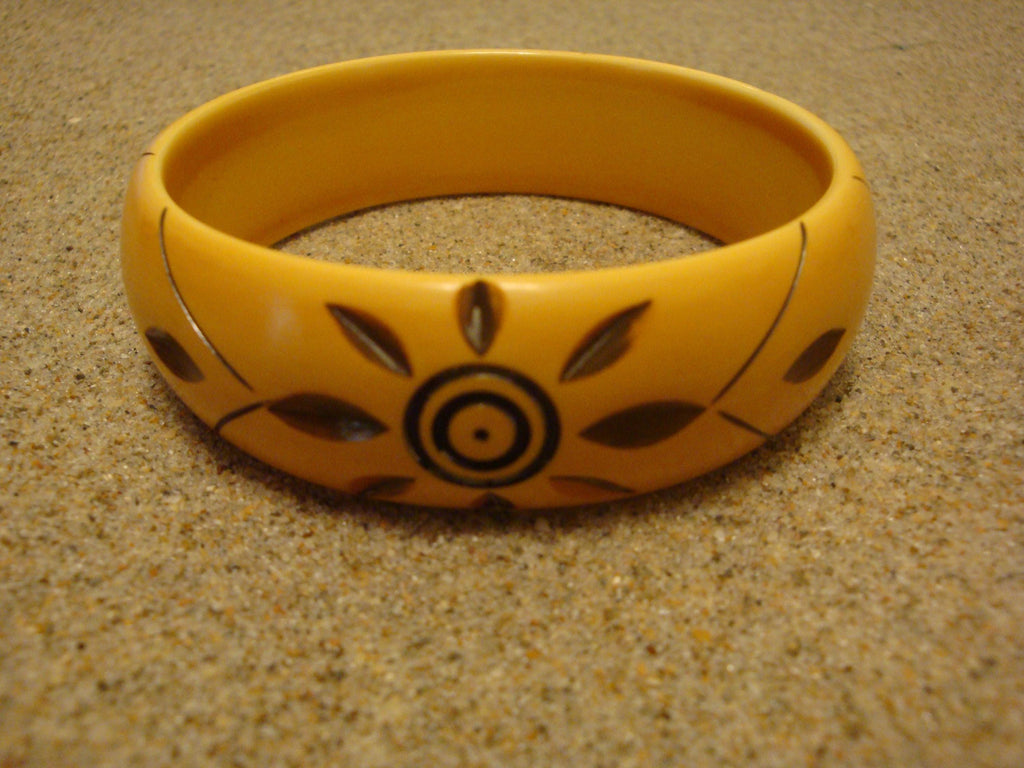 Vintage  7/8" Yellow Bakelite Bracelet w/ Three Overdyed Large Flower Carvings!
