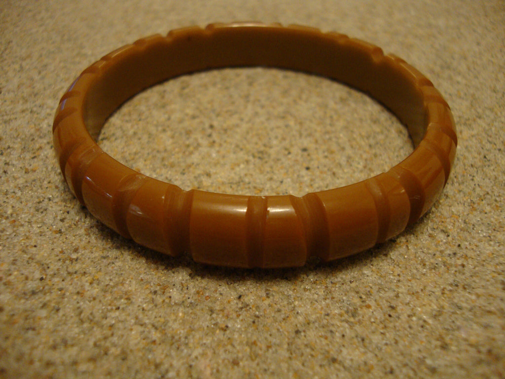 Vintage 1/2" Green to Brown Bakelite Bracelet! Deep Vertical Slash Carvings!