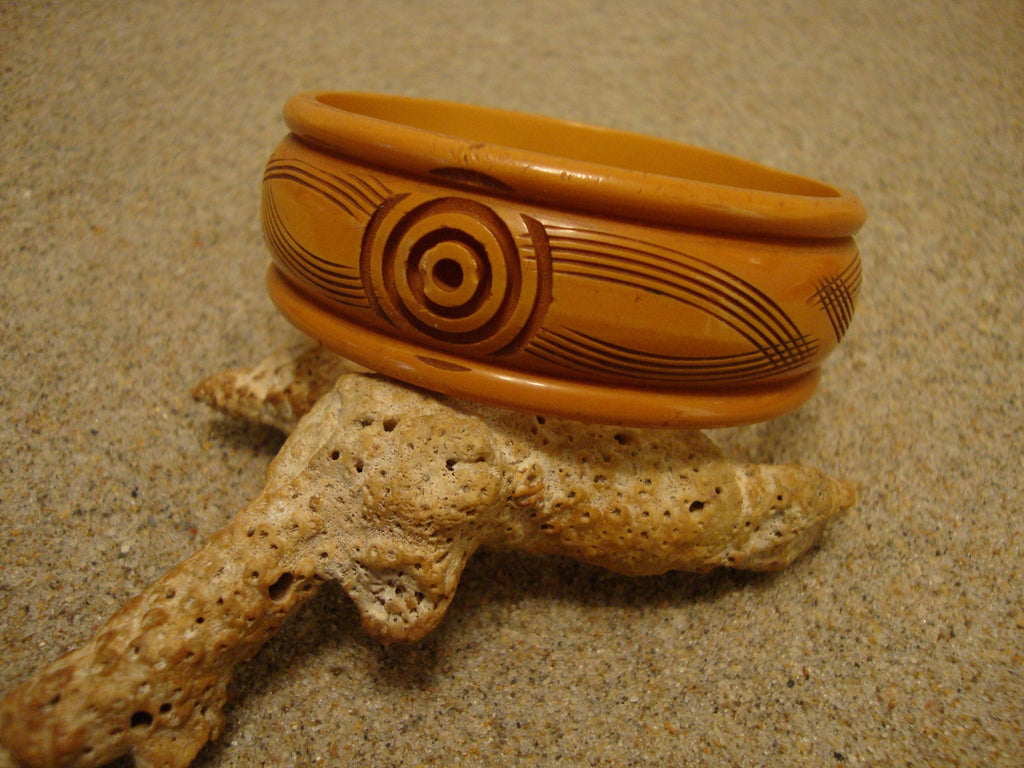 Vintage 1" Butterscotch Bakelite Bracelet! Unique Shape w/ Flower/Leaf Carvings!