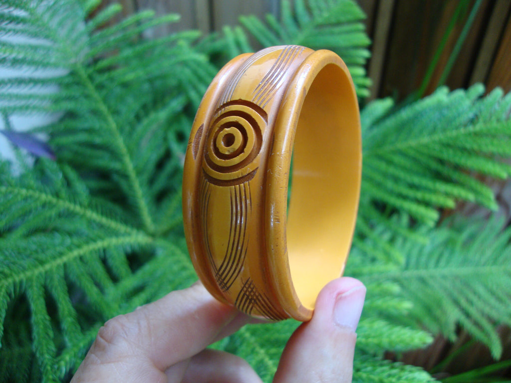 Vintage 1" Butterscotch Bakelite Bracelet! Unique Shape w/ Flower/Leaf Carvings!