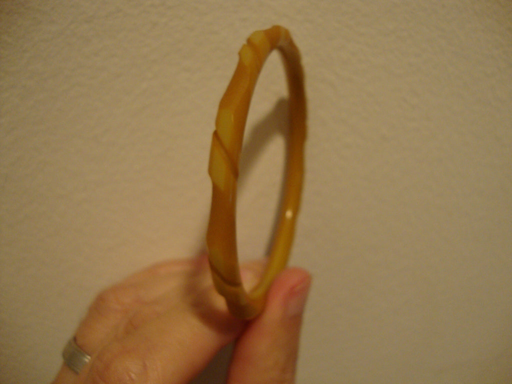 Vintage 1/4" Green to Tan Bakelite Bracelet! Cutback & Diagonal Slash Carvings!