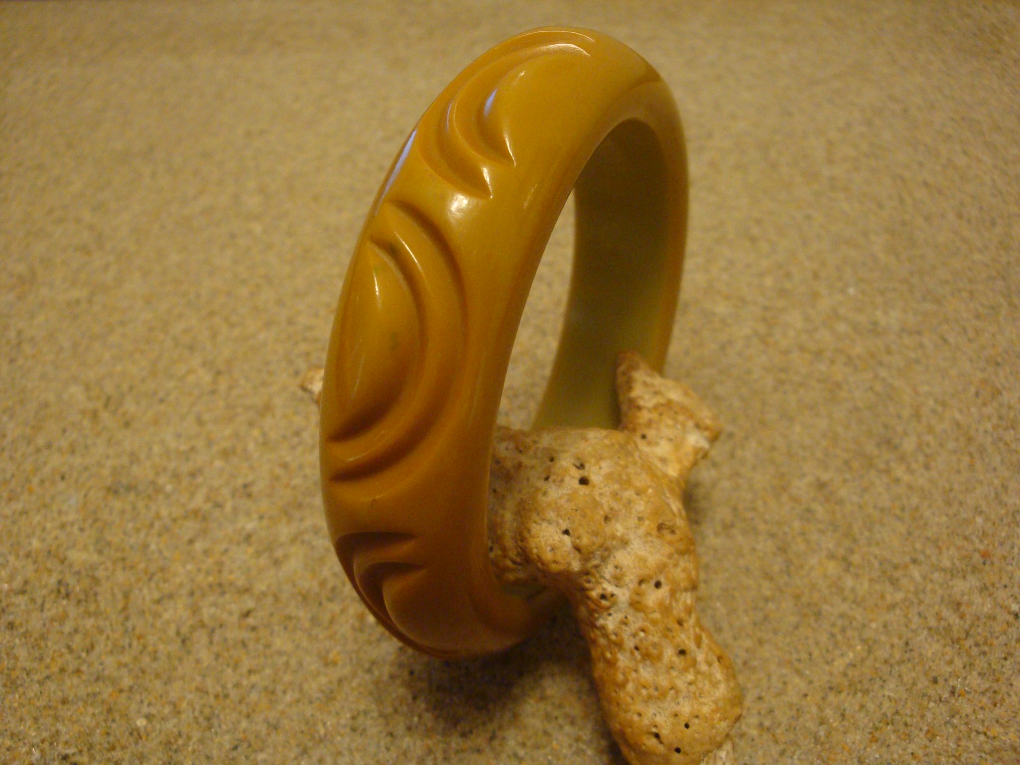 Vintage 3/4" Chartreuse Color Bakelite Bracelet! Deep Semi Circular Carvings!