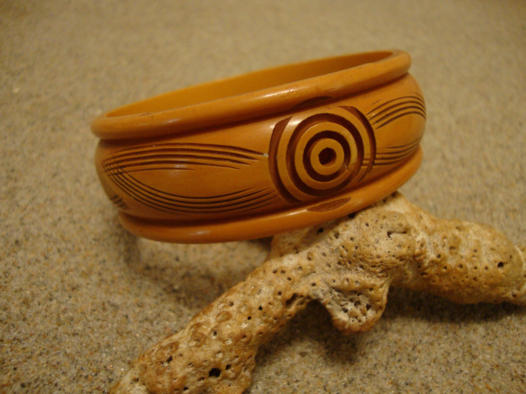 Vintage 1" Butterscotch Bakelite Bracelet! Unique Shape w/ Flower/Leaf Carvings!