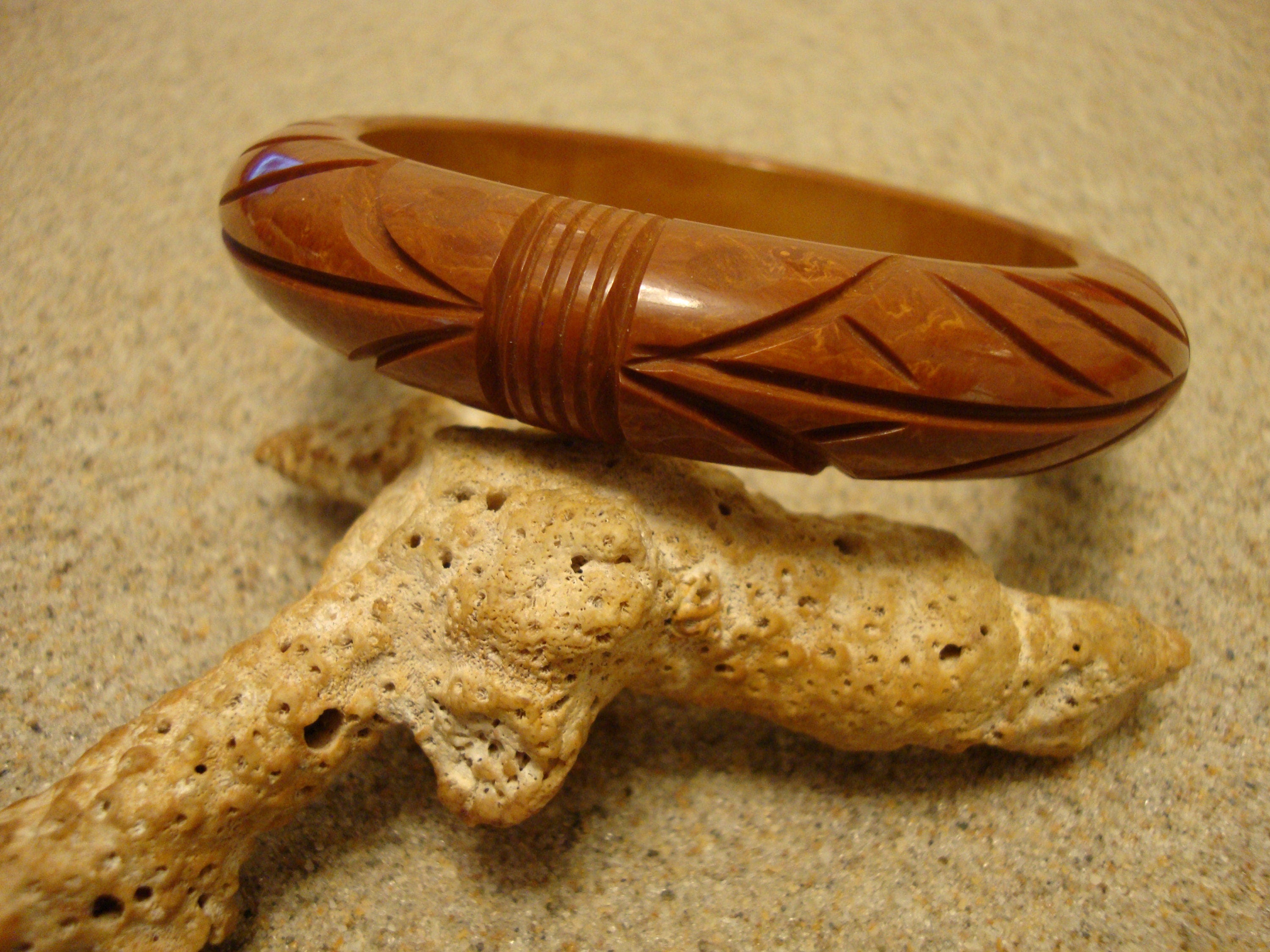 Vintage Cinnamon Bakelite Bracelet: Carved Wheat Sheaf Design