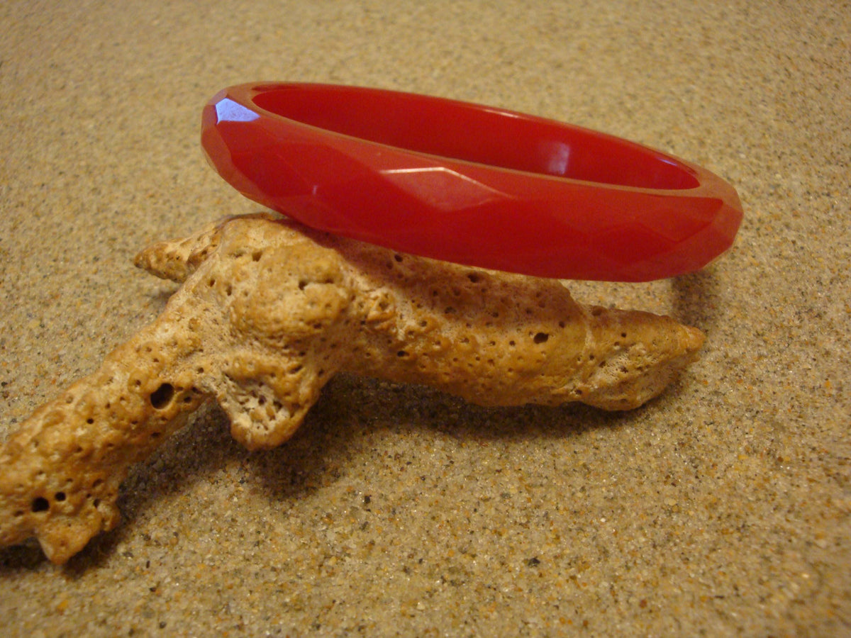 Vintage 1/2" Cherry Red Bakelite Bracelet!  Diamond & Pentagon Shaped Facets!