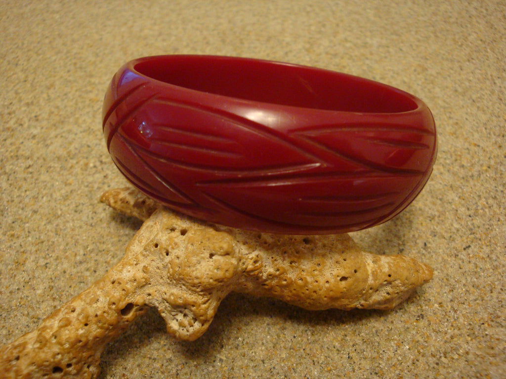 Vintage 7/8" Semi Translucent Ruby Red Bakelite Bracelet! Abstract Leaf Carvings!