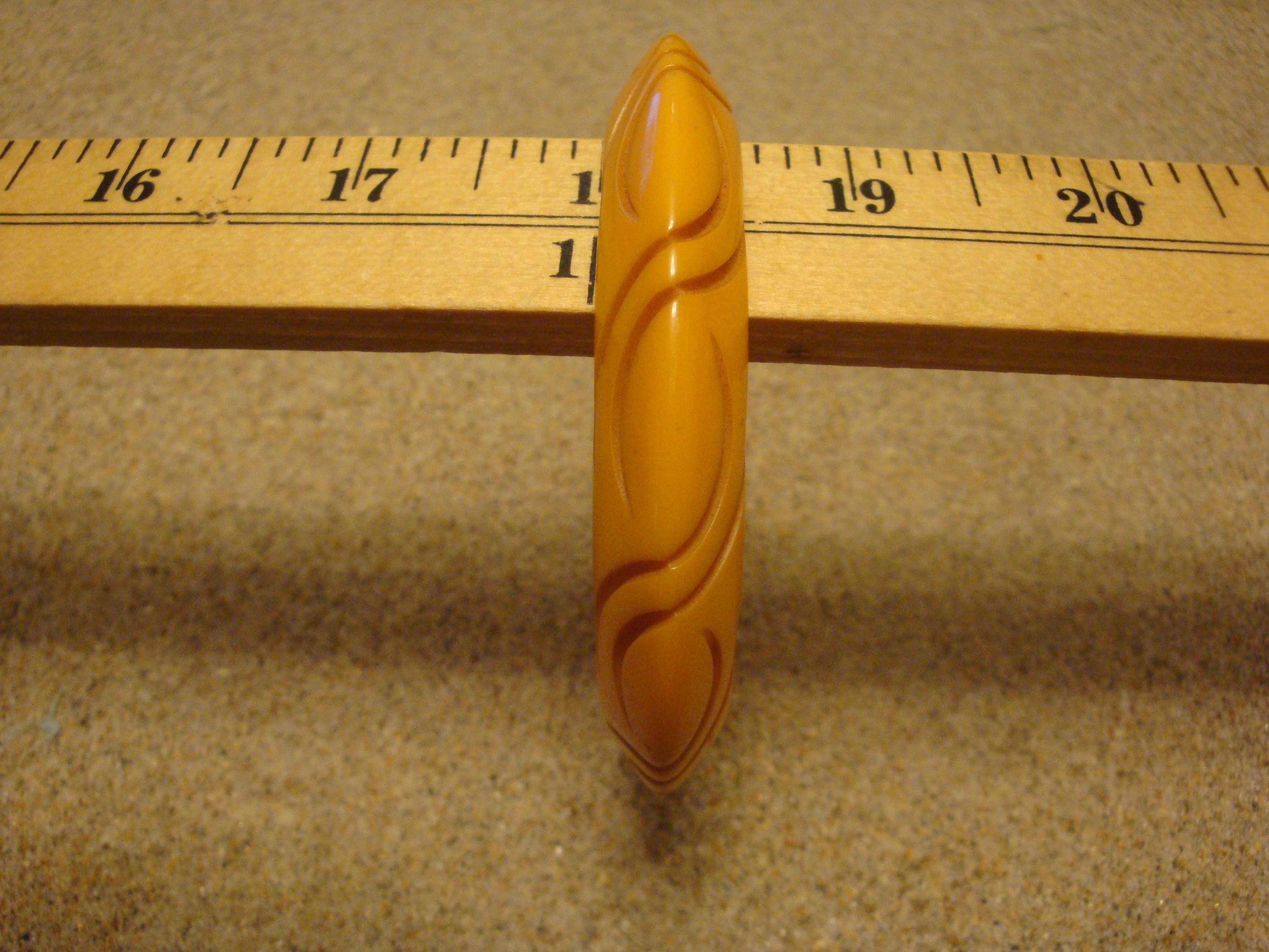 Vintage 1/2" Bakelite Yellow "Saucer" Bracelet! Unique Contoured Carved Design!