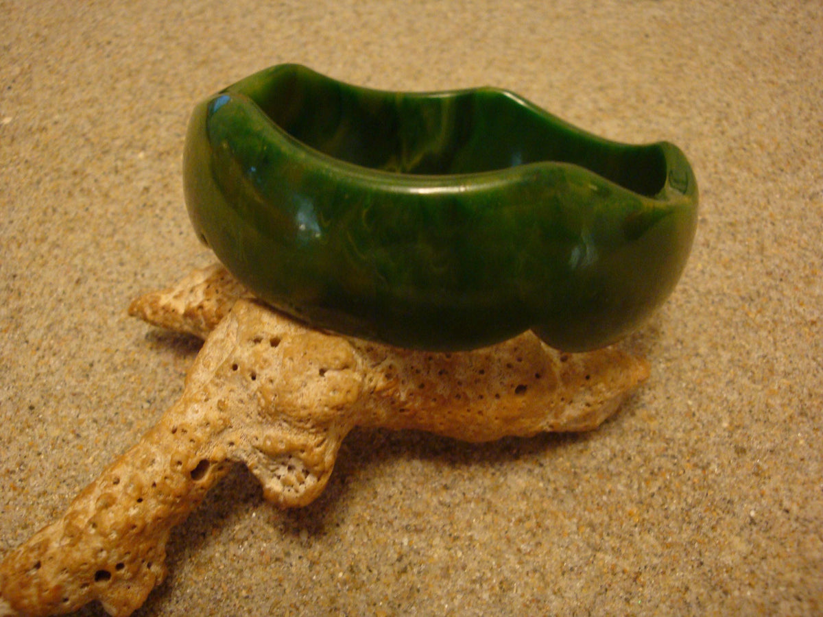 Vintage 7/8" Bakelite Bracelet! Green w/ Yellow Marbling; Scalloped Edges!