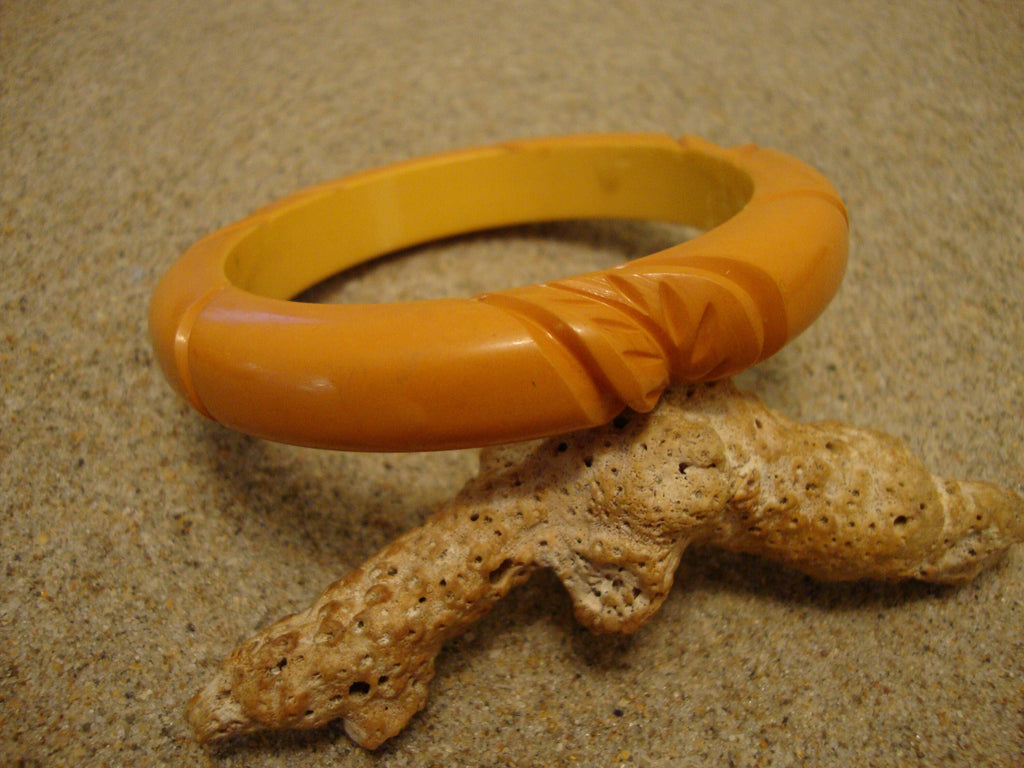 Vintage 1/2" Butterscotch Bakelite Bracelet!  Leaf & Diagonal Slash Carvings!