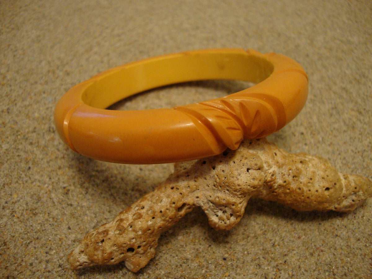 Vintage 1/2" Butterscotch Bakelite Bracelet!  Leaf & Diagonal Slash Carvings!