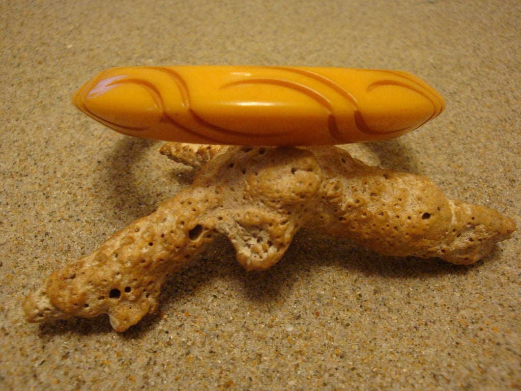 Vintage 1/2" Bakelite Yellow "Saucer" Bracelet! Unique Contoured Carved Design!